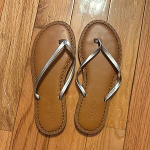 Brand New Vineyard Vines Silver Flip Flop Sandals
